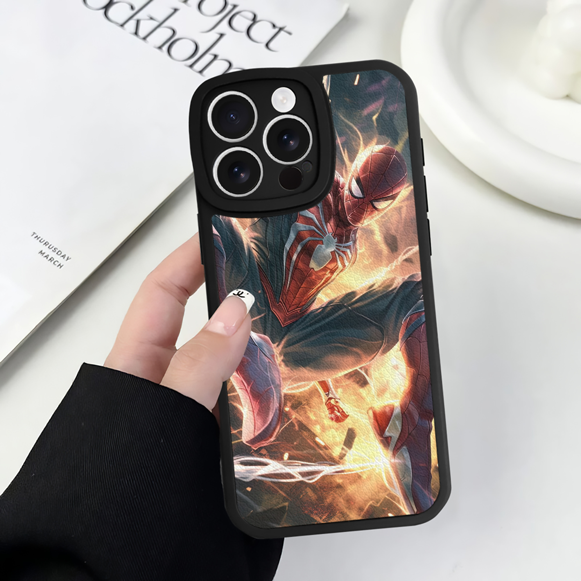 Spider Man スパイダーマン 【iPhone 16シリーズ対応】シリコンスマホケース（レザー調） 材質：シリコン